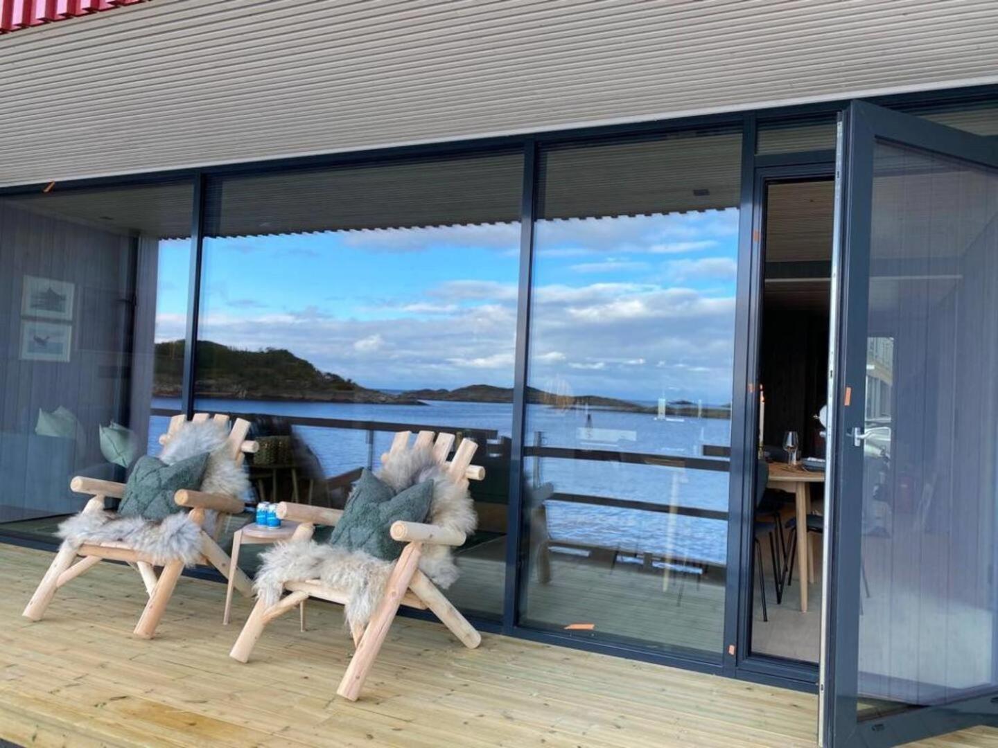 Waterfront Apartment With Panoramic Sea View Henningsvær Exteriör bild