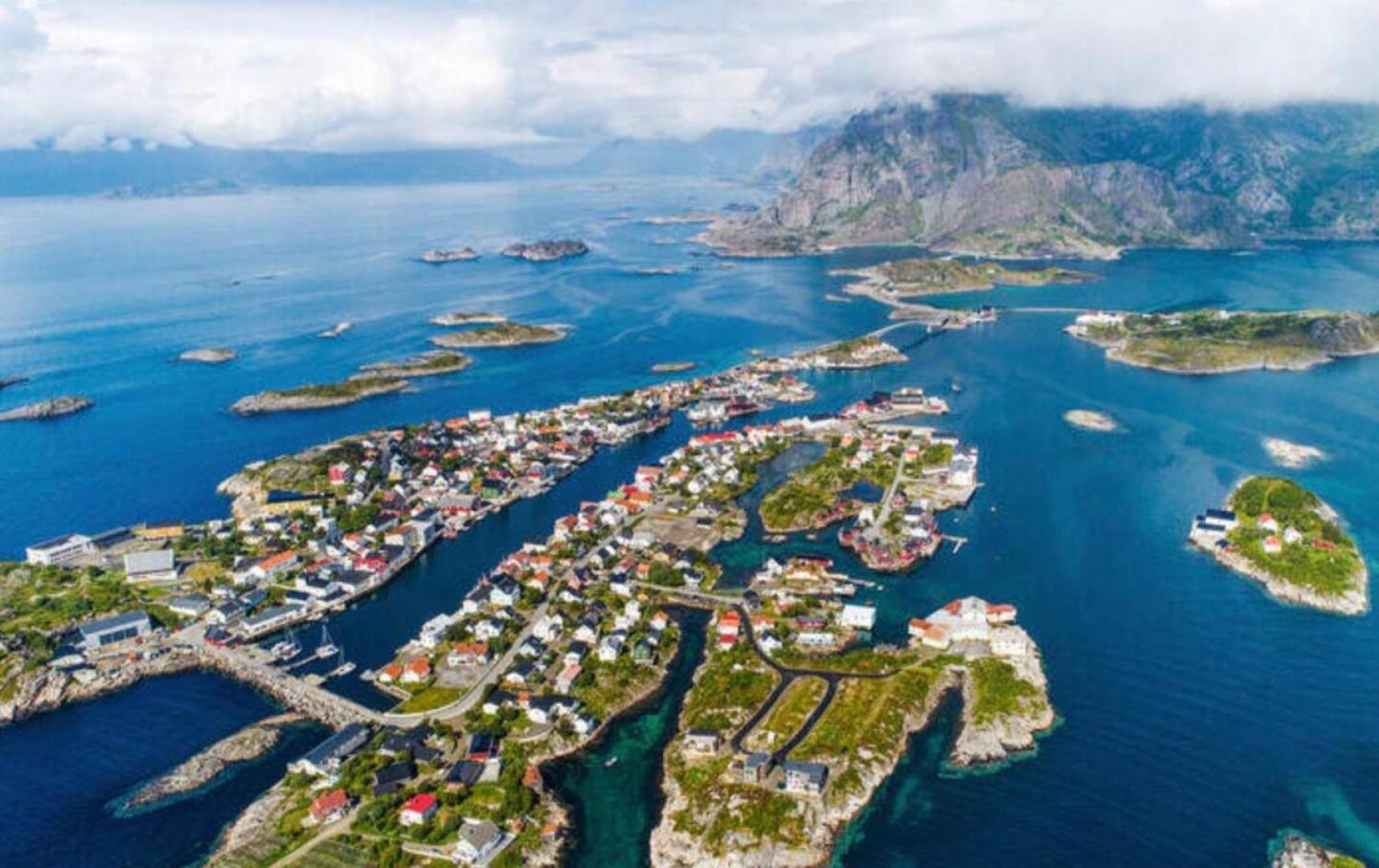 Waterfront Apartment With Panoramic Sea View Henningsvær Exteriör bild